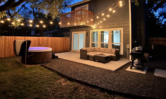 East Oak Hill Casa | 10 min to DT ATX! Family friendly TH w/ hot tub, & fenced yard! No Cleaning Fee!