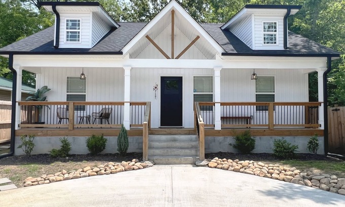 East Lake Casa | 10 min to DT, family friendly, hot tub, arcade, sleeps 8, fully fenced yard
