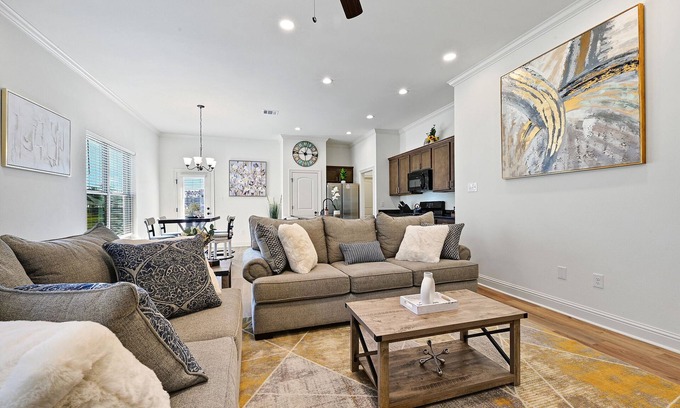 Highlands - Perkins Casa | 10 min to LSU and Laberge Casino - Brand New Lakefront House Quiet n Safe