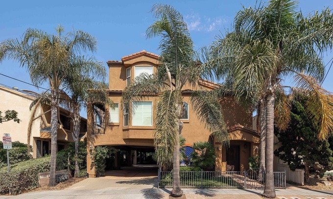 Hillcrest Casa | 10 Min to the Zoo and Beach! | Tropical Townhome