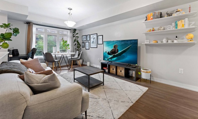 North York Condominio | 10 min YYZ and Yorkdale Mall | Townhouse w/ 2 Heated Parking Spots