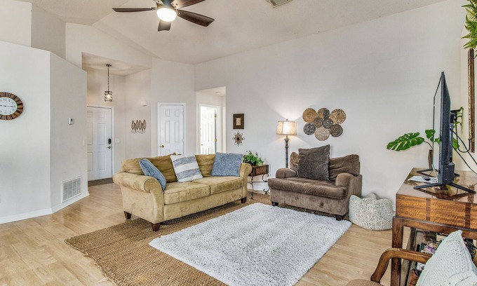 Northwest Pensacola Casa | 10 mins to Five Flags Speedway, Fenced Backyard