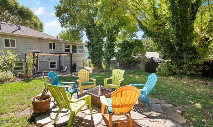 Bountiful Casa | 10 Mins to Lagoon, Hiking, & Downtown! Huge Fenced Yard, BBQ, Games, Family Fun