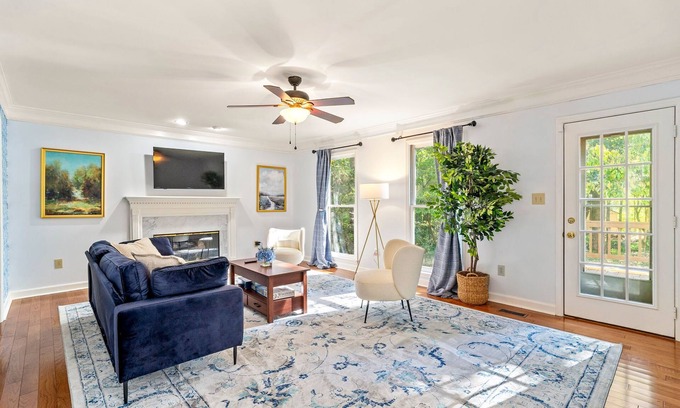 Athens Casa | 10 mins to UGA, Playground, Pool Table, Foosball, Mini Putt, Jetted Tub, Yard