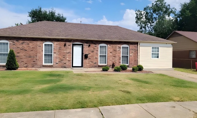 West Memphis Casa | 10 minutes from downtown Memphis. 4 bed 2 bath with a den and living room.