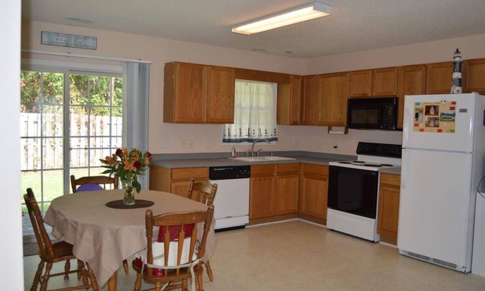 Shallotte Casa | 10 minutes from the beach. family sized house with community pool