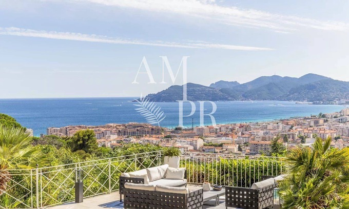 Pointe Croisette Villa | 10 minutes from the Palais des Festivals, single-storey villa with panoramic sea view