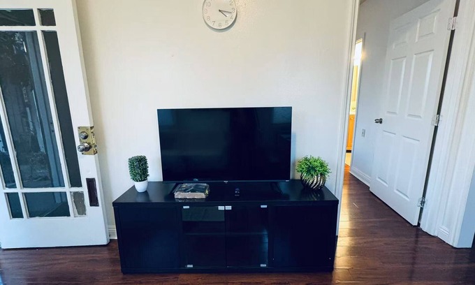 Central San Pedro Apartamento | 10 minutes to beach from 756A 9th St, All Inclusive Coastal Town of San Pedro CA