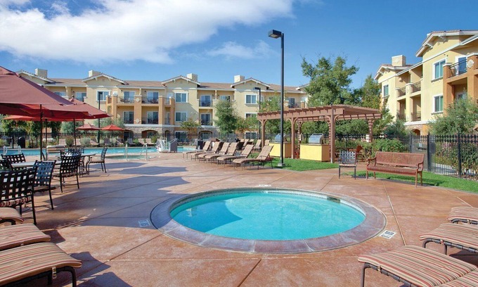 Napa Complejo | 10 minutes to BottleRock / 1 bedroom with a full kitchen and jet tub