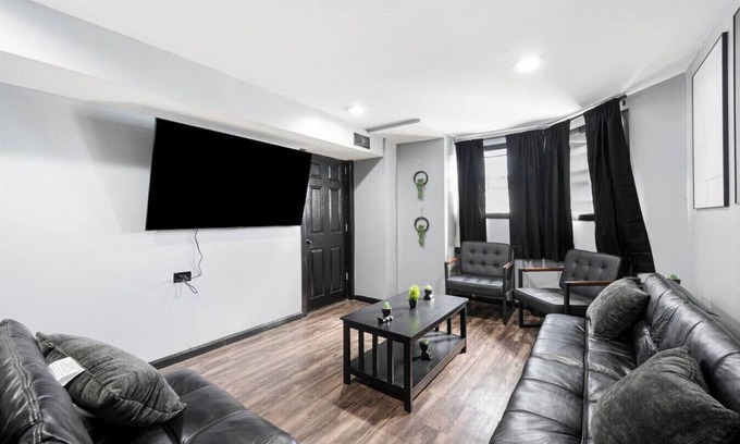 Little Village Apartamento | 10 Minutes to Downtown Chicago - Sleeps 12 - King Beds - Games and Arcades