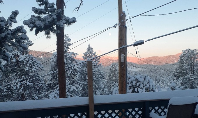 Evergreen Meadows Cabina | 10 minutes to evergreen lake and downtown evergreen and 20 minutes to red rocks!