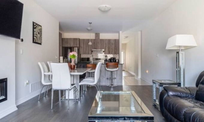 Niagara Falls Casa | 10 munities to Niagara falls in Ontario Canada, beautiful new home.