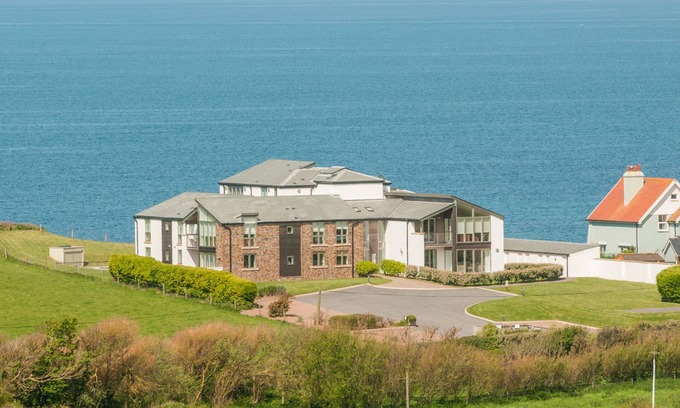 Burgh Island Casa | 10 OCEANS EDGE, country holiday cottage, with pool in Thurlestone