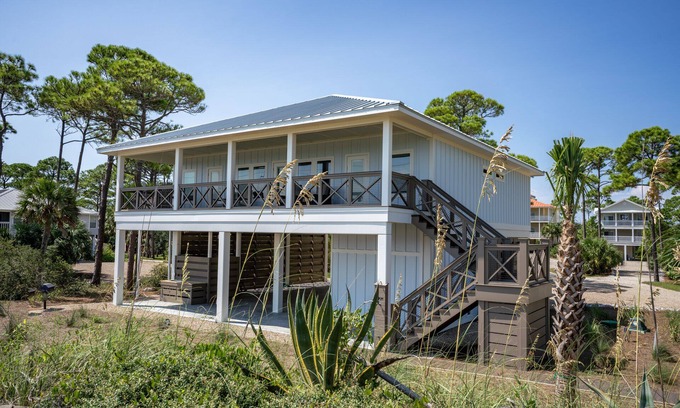 East End Casa | 30% OFF Summer! 'Two Shores', 4BR/4BA, Community Pool & Dock, Beach and Bay!