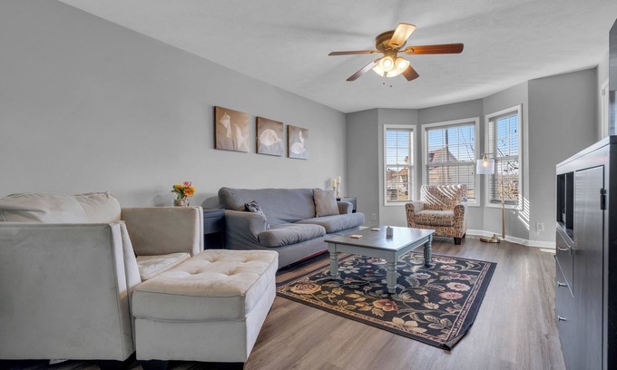 Oak Grove Casa | 10-Person Spacious Home for Work Groups Near I-24