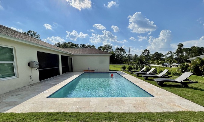 Hunt Club Villa | 10 Sleeps, Brand new 5 bed-3 bath Villa w/ new HEATED POOL, BBQ, 5mn Golf Course