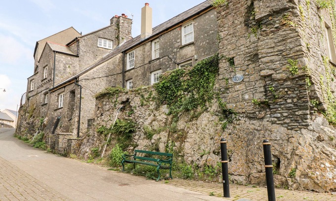 Pembroke Casa | 10 WESTGATE HILL, family friendly, with open fire in Pembroke