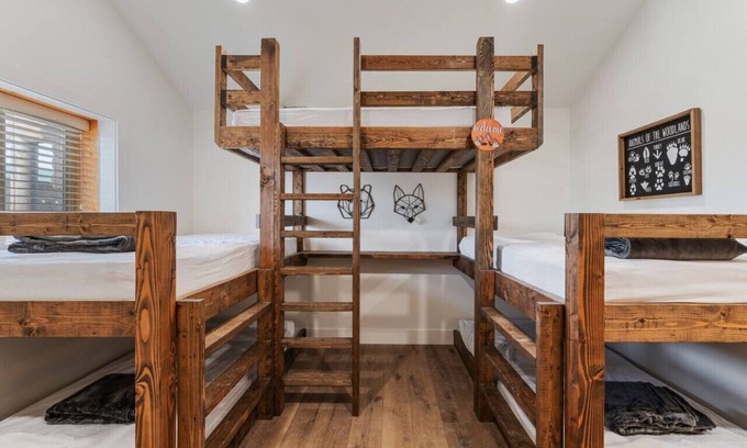 St. Charles Cabina | #10 Woodland Wildlife Cabin! Newly Remodeled! AC!