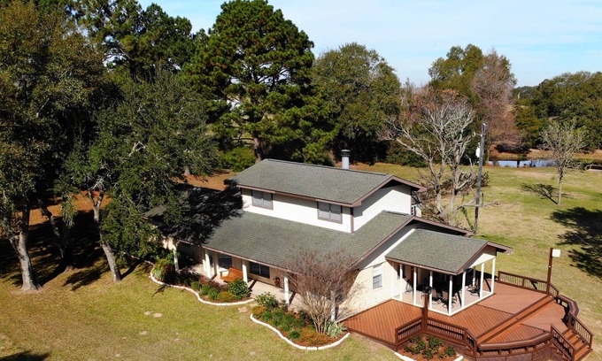 Bellville Casa | Rancho de 100 acres con un hermoso arroyo, estanques, bosques, animales de granja