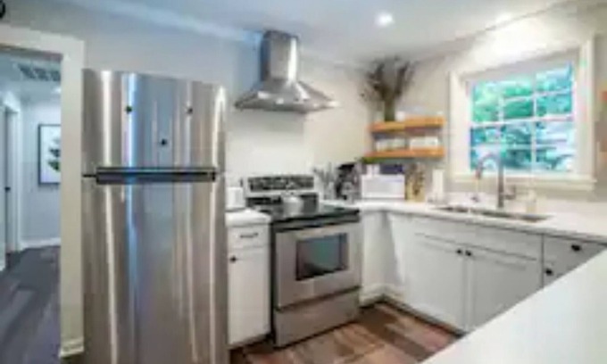 Milledgeville Casa | 100 Year Old Cutie Sparkles Like New! Walk to downtown.