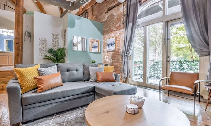 Downtown Apartamento | 100 Year-old Historic Brick 2BR Loft Large Patio2