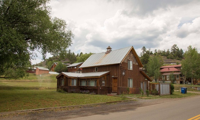 Pagosa Springs Casa | 100 años de inicio en el histórico centro de A / C, Jacuzzi privado, 70amp Cargador de coche