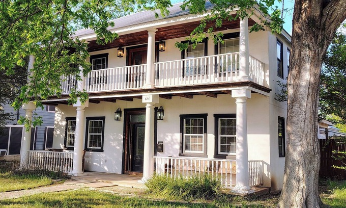 New Braunfels Casa | 100 yr old downtown historical home!