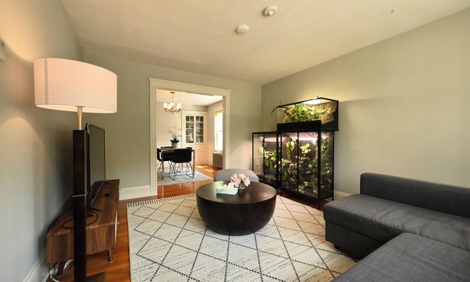 Cambridge Casa | 1000ft² 2BR with Free Parking, King Bed, WFH Setup, Near Harvard, MIT, & Tufts