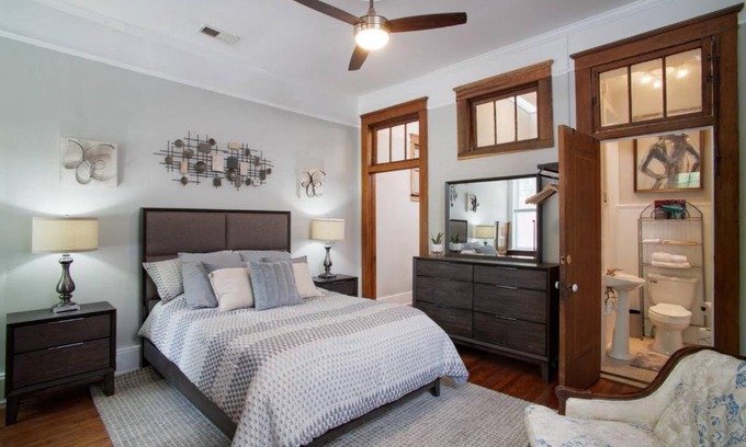 Historic Downtown Savannah Cama Y Desayuno | 101 E Waldburg - Cozy Cottage just off of Forsyth Park