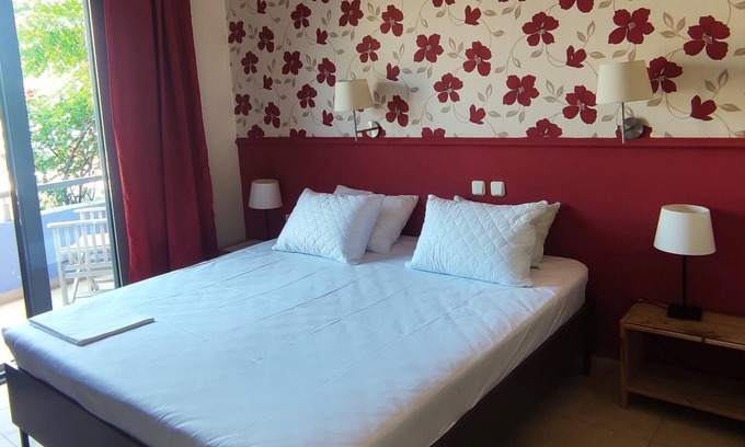 Kamena Vourla Casa | 102 | Okeania Triple Room Ground Floor
