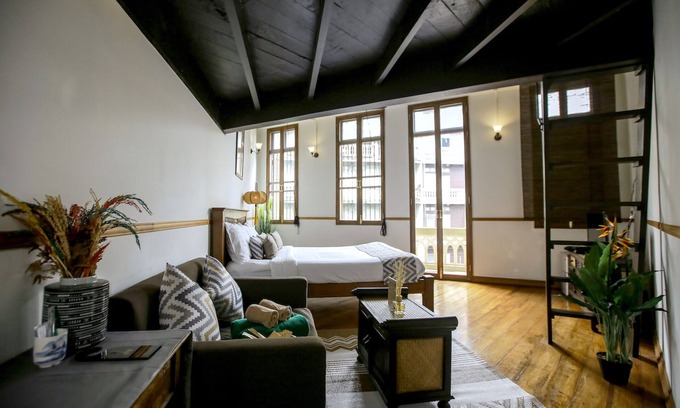 China Town Hotel | 103 - Bed and Brews