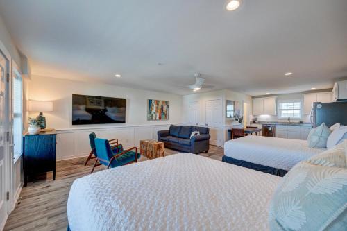 Surf City Hotel | 104 Queen Pet Friendly Suite, 1st Floor Nest