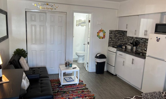 Parkside Apartamento | 105 Cozy Budget Studio Fully Equipped at Hollywood