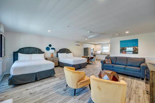 Surf City Hotel | 106 Queen Suite, 1st Floor Low Tide