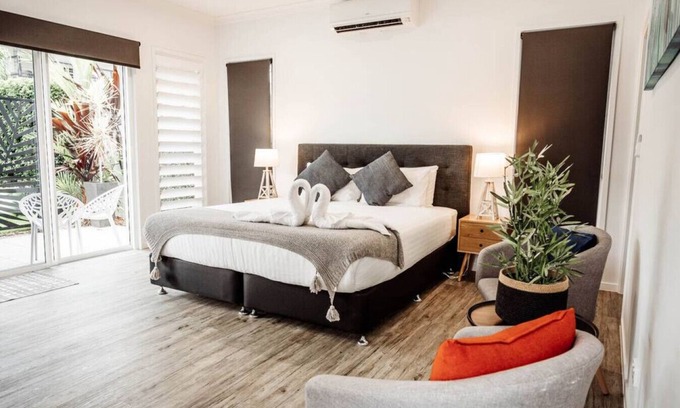 Edge Hill Casa | 107 Woodward St · Tropical Pool Villa