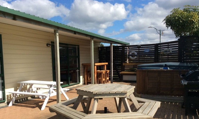 Matarangi Cabina | 109 Nikau Spa and Dog Friendly