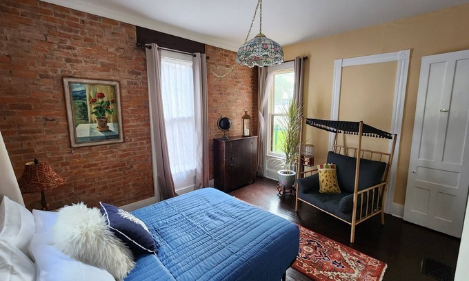 Elmira Apartamento | 10ft ceiling, brick exposed apartment w/ artistic feel