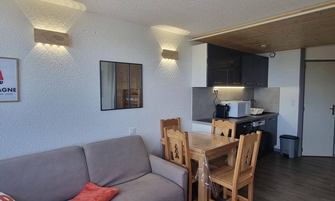 Aime Apartamento | 10m from resort center, view mountain, balcony, tv, ski locker, 26m², La Plagne