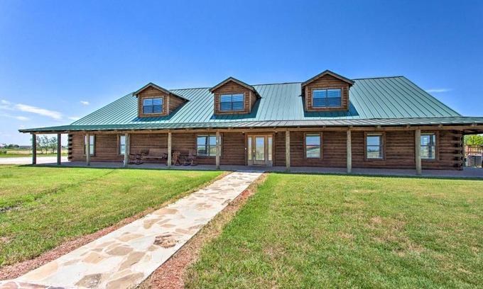 Rosston Casa | 11-Acre Krum Cabin with Jungle Gym and Sand Volleyball