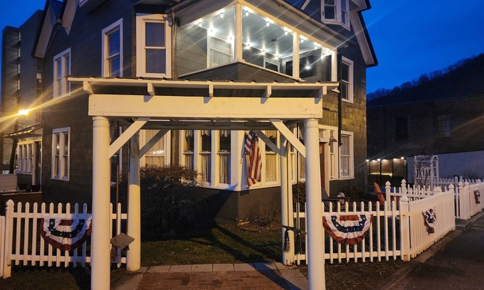 Williamson Casa | 11 bed 7 bath large home and able to ride right from the home to the HMT trails