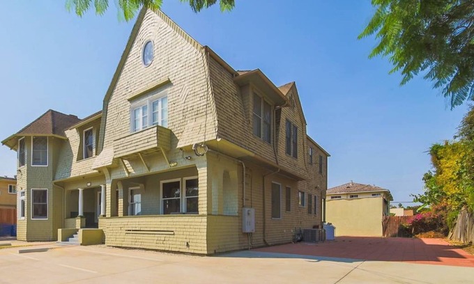 Downtown Los Angeles Cabina | 11-bedroom Historic Victorian Mansion lodge in brilliant Los Angeles-USC Village