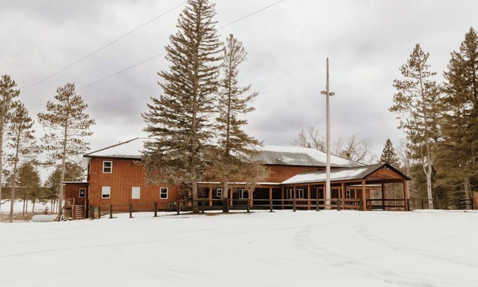 Luzerne Cabina | 11 Bedroom Lodge, Private Bathrooms, Sleeps 28, Huron National Forest