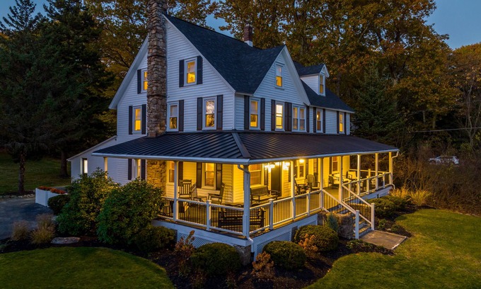 Mount Pocono Cabina | 11 bedroom Lodge - Swim Spa/Hot Tub - Firepit - Game room - sleeps 26