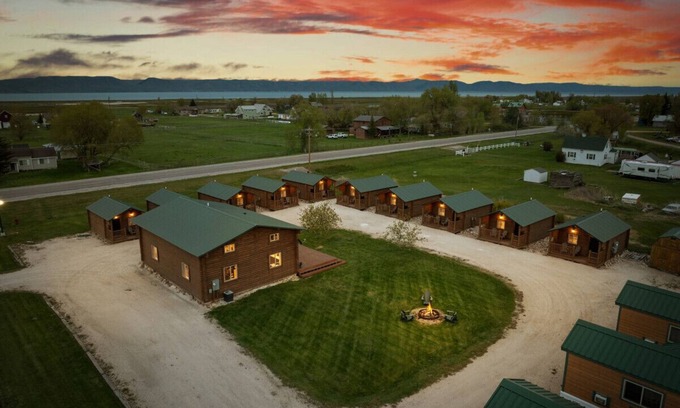 St. Charles Apartamento | 11 cabins! Hot tub! Family Reunion! Business Retreat! Sleeps 50+
