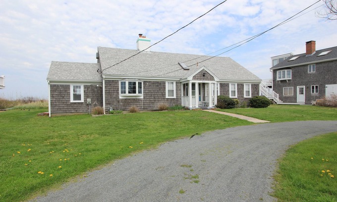 Sandwich Cabaña | 11 Freeman Ave - Waterfront Town Neck beach home, pet-friendly!