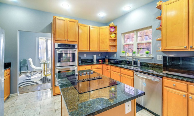 Fort Washington Casa | 11 Mi to DC: Modern Home w/Deck & Grill!