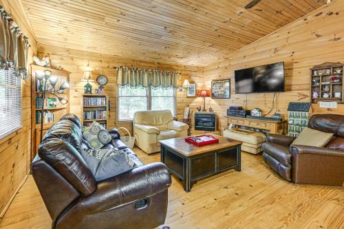 Franklin Casa | 11 Mi to Dtwn Franklin Cabin with Porch!