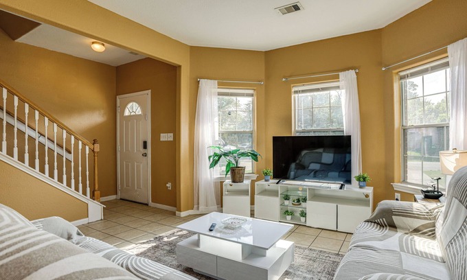 Northeast Houston Casa | 11 Mi to Dtwn Houston: Pet-Friendly Home w/Yard!