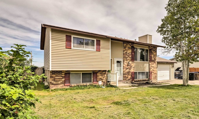 Magna Casa | 11 Mi to Great Salt Lake: Magna Getaway!