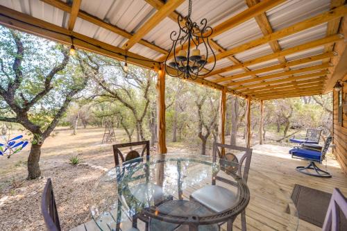 Johnson City Apartamento | 11 Mi to LBJ State Park - Couples Cabin Retreat!